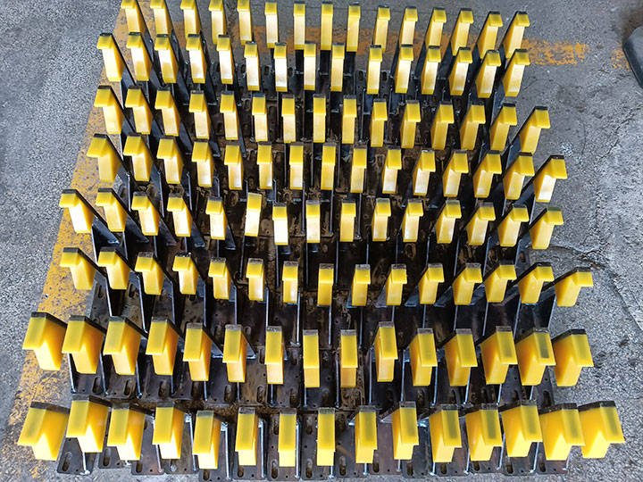 汽车输送线上的吊具